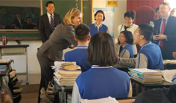 美国马纳萨斯公园高中学校的贝瑞隆校长...