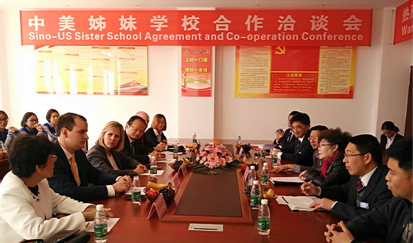 美国马纳萨斯公园高中学校的贝瑞隆校长...