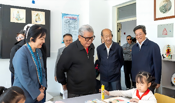 2-2胡振民部长指导学校美育工作开展