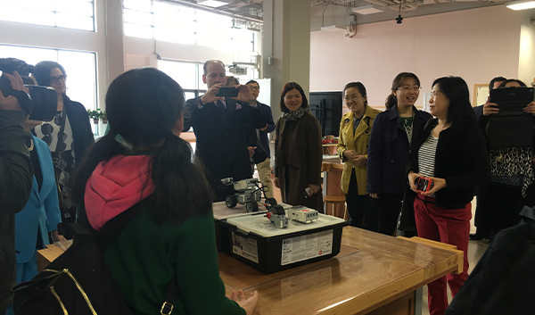 美国纽约市十二所公立校校长代表团访问...