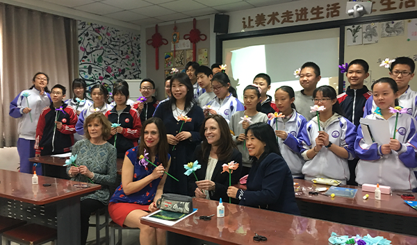 美国校长体验海淀实验中学的手工制作课...