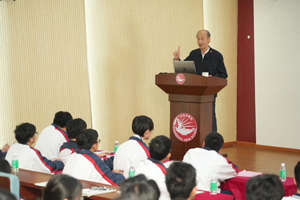 3-中国老教授协会副秘书长、清华大学化学系原主任薛芳渝教授在广州协和中学