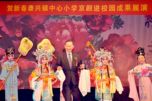 著名京剧表演艺术家梅葆玖走进学校指导...