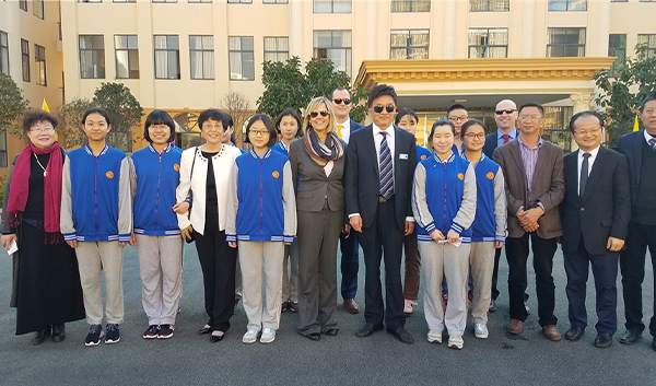 中美校长与学生合影