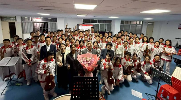 6-著名指挥家、中国爱乐乐团常任指挥夏小汤在广州越秀区广州中学乐队排练