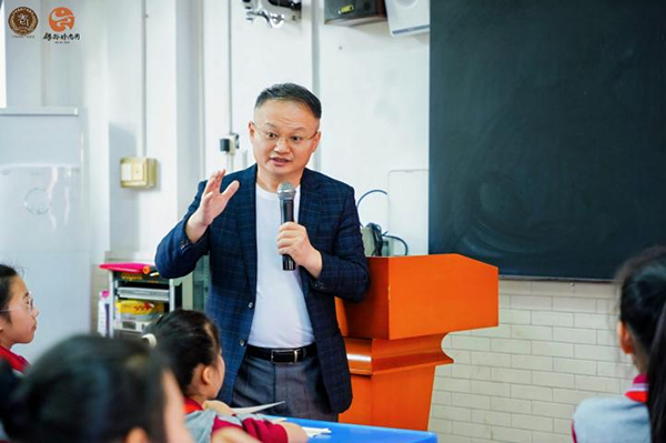 4-“百师进百校” 美育工程专家委员会秘书长黄俭教授在广州荔湾区詹天佑小学主讲美育大师课