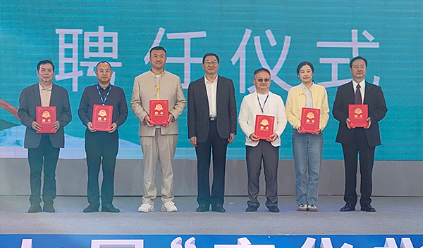 21-“百师进百校 美育工程”专家委员会秘书长黄俭教授被广西北海市人民政府聘为”文化北海“建设高级顾问.jpg