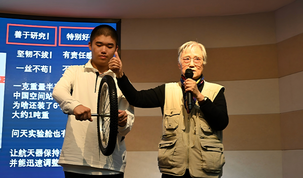 61同济大学退休物理教授吴於人在上海建平中学主讲《召唤——未来科学家式的人》科技人文讲座