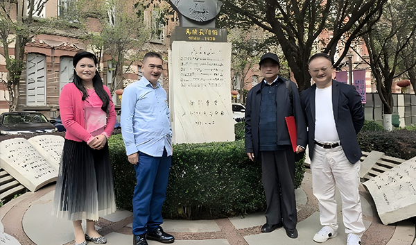 3-3“百师进百校”专家委员会秘书长黄俭教授与教育部义务教育课标修订艺术组召集人、教育部艺术教育委员会常委彭吉象博士来到上海徐汇中学