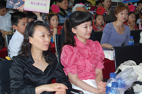 著名少儿节目主持人小鹿姐姐参加活动
