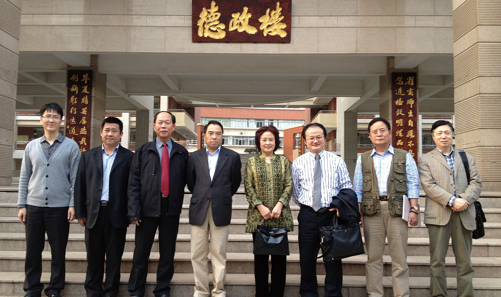 原中国常驻联合国大使、外交部部长助理沈国放赴广东省实验中学